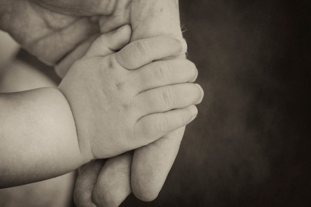 dłoń niemowlaka i dziadka