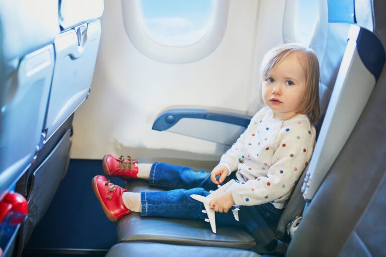 Pierwsza podróż samolotem z dzieckiem – jak zrobić to dobrze?